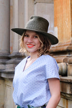 Laden Sie das Bild in den Galerie-Viewer, gepunktetes Sommertop Hellblau CLARA KAESDORF