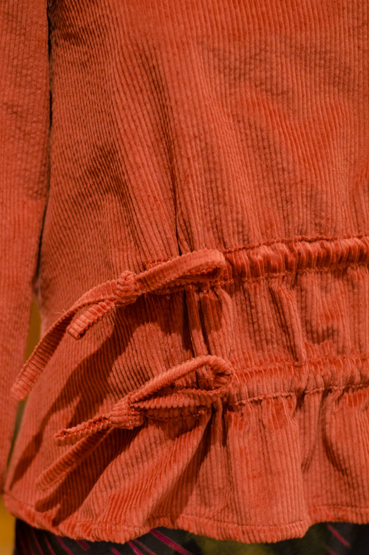 Rote Cordbluse geraffte Taille