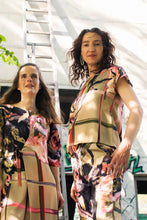 Laden Sie das Bild in den Galerie-Viewer, Kimono Top beige Malerei in rosa schwarz
