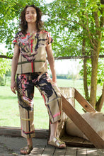 Laden Sie das Bild in den Galerie-Viewer, Kimono Top beige Malerei in rosa schwarz