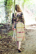 Laden Sie das Bild in den Galerie-Viewer, Beiges Wickelkleid mit Malerei in schwarz und rosa