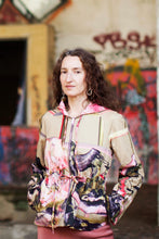 Laden Sie das Bild in den Galerie-Viewer, Wendejacke beige rosa gemustert