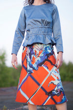 Laden Sie das Bild in den Galerie-Viewer, Rock orangerot blaue Malerei