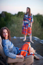 Laden Sie das Bild in den Galerie-Viewer, Rock orangerot blaue Malerei