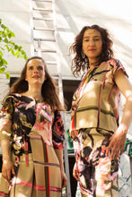Laden Sie das Bild in den Galerie-Viewer, Beiges Wickelkleid mit Malerei in schwarz und rosa