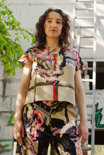 Laden Sie das Bild in den Galerie-Viewer, Kimono Top beige Malerei in rosa schwarz