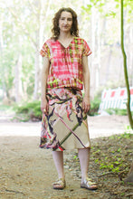 Laden Sie das Bild in den Galerie-Viewer, Rock beige wilde Malerei rosa