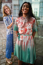 Laden Sie das Bild in den Galerie-Viewer, florales Tencelkleid mit gerafftem Kragendetail