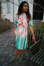 Laden Sie das Bild in den Galerie-Viewer, waisted summerdress with flower print