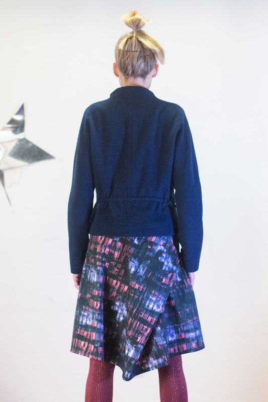 Nachhaltige blaue Wolljacke aus Berlin von Clara Kaesdorf