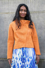 Laden Sie das Bild in den Galerie-Viewer, Sommerjacke in Orange mit Cutouts - Clara Kaesdorf