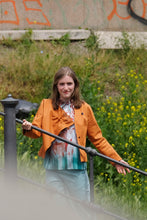 Laden Sie das Bild in den Galerie-Viewer, Orangene Jacke mit asymmetrischem Kragendetail - Clara Kaesdorf