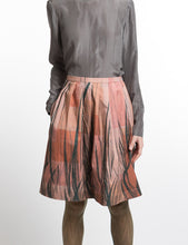 Laden Sie das Bild in den Galerie-Viewer, Pleated Skirt Feather Print
