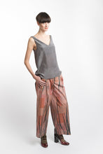 Laden Sie das Bild in den Galerie-Viewer, V-neck Grey Silk