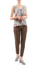 Laden Sie das Bild in den Galerie-Viewer, V-neck Top Flowers Red