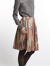 Laden Sie das Bild in den Galerie-Viewer, Pleated skirt with leave print