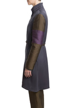 Laden Sie das Bild in den Galerie-Viewer, Wool Coat in Grey with Green and Purple Sleeves