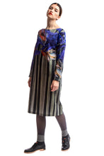 Laden Sie das Bild in den Galerie-Viewer, Loose Dress Dark Print