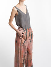 Laden Sie das Bild in den Galerie-Viewer, V-neck Grey Silk