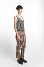 Laden Sie das Bild in den Galerie-Viewer, V-neck Grey Silk