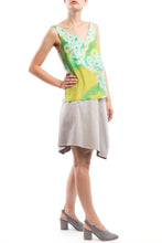 Laden Sie das Bild in den Galerie-Viewer, V-neck Print Yellow