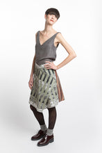 Laden Sie das Bild in den Galerie-Viewer, V-neck Grey Silk
