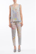Laden Sie das Bild in den Galerie-Viewer, V-neck Print Grey