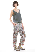 Laden Sie das Bild in den Galerie-Viewer, V-Neck Shirt Grey Shimmering