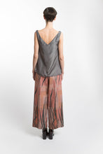 Laden Sie das Bild in den Galerie-Viewer, V-neck Grey Silk