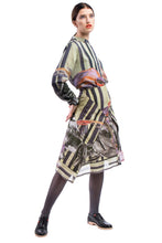 Laden Sie das Bild in den Galerie-Viewer, Blouse Print Beige