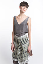 Laden Sie das Bild in den Galerie-Viewer, V-neck Grey Silk