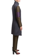 Laden Sie das Bild in den Galerie-Viewer, Wool Coat in Grey with Green and Purple Sleeves