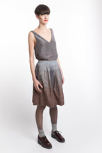 Laden Sie das Bild in den Galerie-Viewer, V-neck Grey Silk