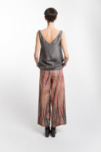 Laden Sie das Bild in den Galerie-Viewer, V-neck Grey Silk