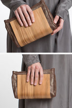 Laden Sie das Bild in den Galerie-Viewer, WoodenBag  Red/Shimmer