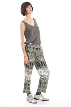 Laden Sie das Bild in den Galerie-Viewer, Trousers Ice Crystal Green