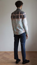 Laden Sie das Bild in den Galerie-Viewer, Shirt in white pattern