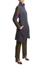 Laden Sie das Bild in den Galerie-Viewer, Wool Coat in Grey with Green and Purple Sleeves