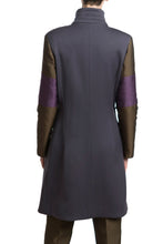 Laden Sie das Bild in den Galerie-Viewer, Wool Coat in Grey with Green and Purple Sleeves