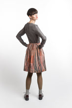 Laden Sie das Bild in den Galerie-Viewer, Pleated Skirt Feather Print