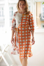 Laden Sie das Bild in den Galerie-Viewer, Linen Wrap Dress Orange