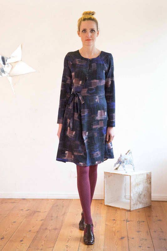 Wickelkleid mit dunklem Muster aus Biobaumwolle