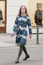 Laden Sie das Bild in den Galerie-Viewer, Wickelkleid Petrol Print aus Biobaumwolle
