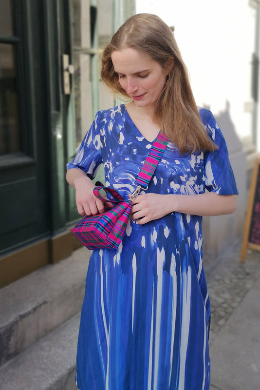 blau gemustertes weites Sommerkleid Clara Kaesdorf