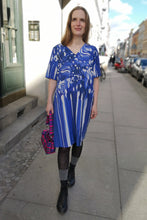 Laden Sie das Bild in den Galerie-Viewer, Weites Sommerkleid mit kurzen Ärmeln in Blau weiß