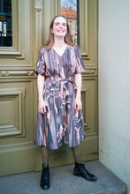 Laden Sie das Bild in den Galerie-Viewer, grau braunes Sommerkleid Midikleid aus Biobaumwolle von Clara Kaesdorf