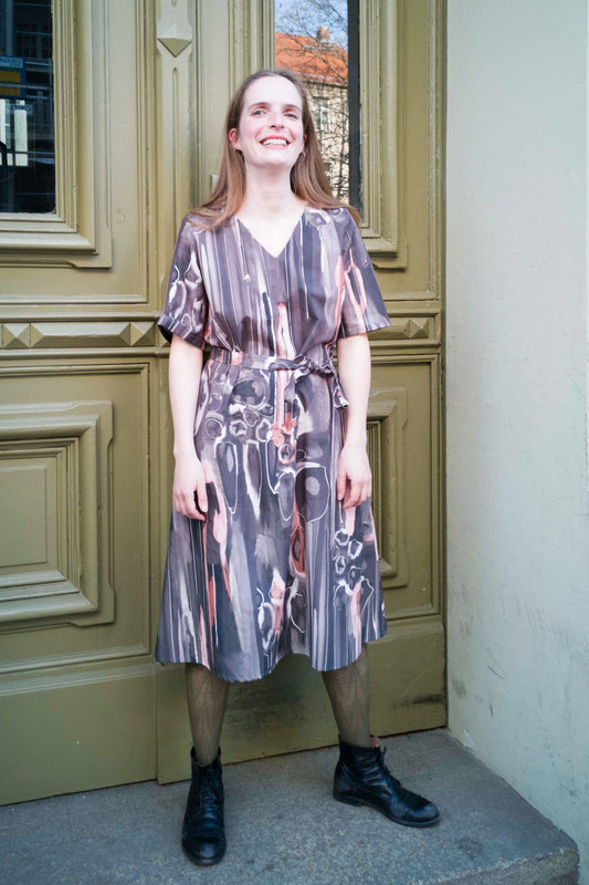 grau braunes Sommerkleid Midikleid aus Biobaumwolle von Clara Kaesdorf