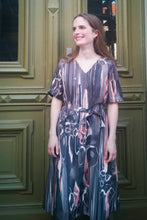 Laden Sie das Bild in den Galerie-Viewer, grey brown printed Midi dress made from organic cotton in Berlin by CLARA KAESDORF