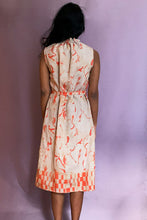 Laden Sie das Bild in den Galerie-Viewer, linen dress with red print made in Berlin Clara Kaesdorf