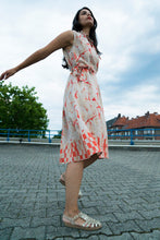 Laden Sie das Bild in den Galerie-Viewer, Linen Dress with red print